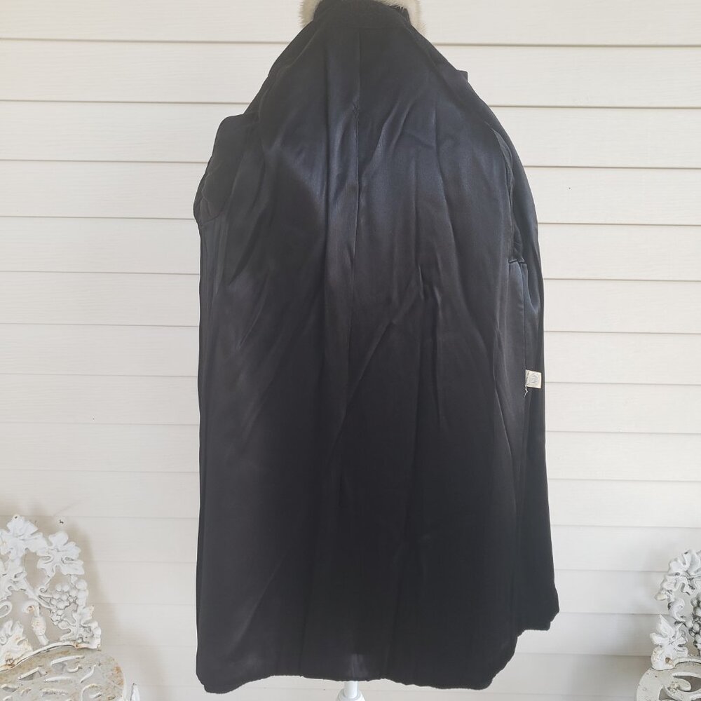 Vintage 50s/60s Dan Berne wool coat with fur trim collar and silk lining - Picture 8 of 10